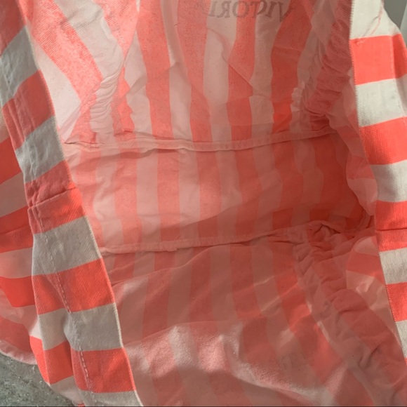Victoria’s Secret striped bag with rope handles and magnetic snap, side pockets. - Picture 8 of 11